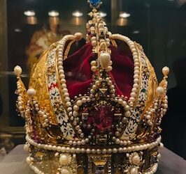 Habsburgs Kronen _ einzigartige Objekte in der ehemals kaiserlichen Schatzkammer machen Geschichte sichtbar